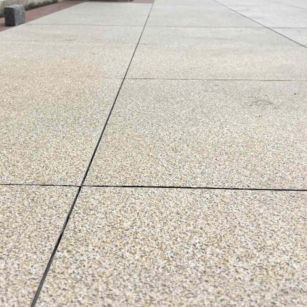 铜陵 黄金麻花岗岩石板材荔枝面地面铺装效果