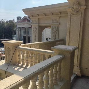 铜陵 黄金麻别墅外墙干挂雕花配合阳台栏杆花瓶柱