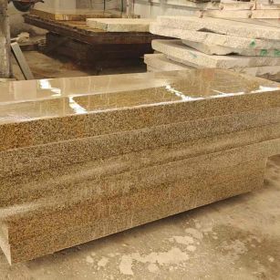 铜陵 黄金麻栏杆料半成品加工中