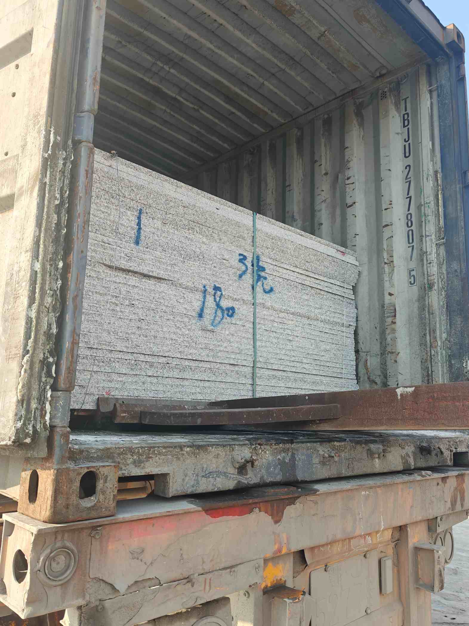 铜陵 芝麻白花岗岩石材3.0公分光面毛板装柜出货