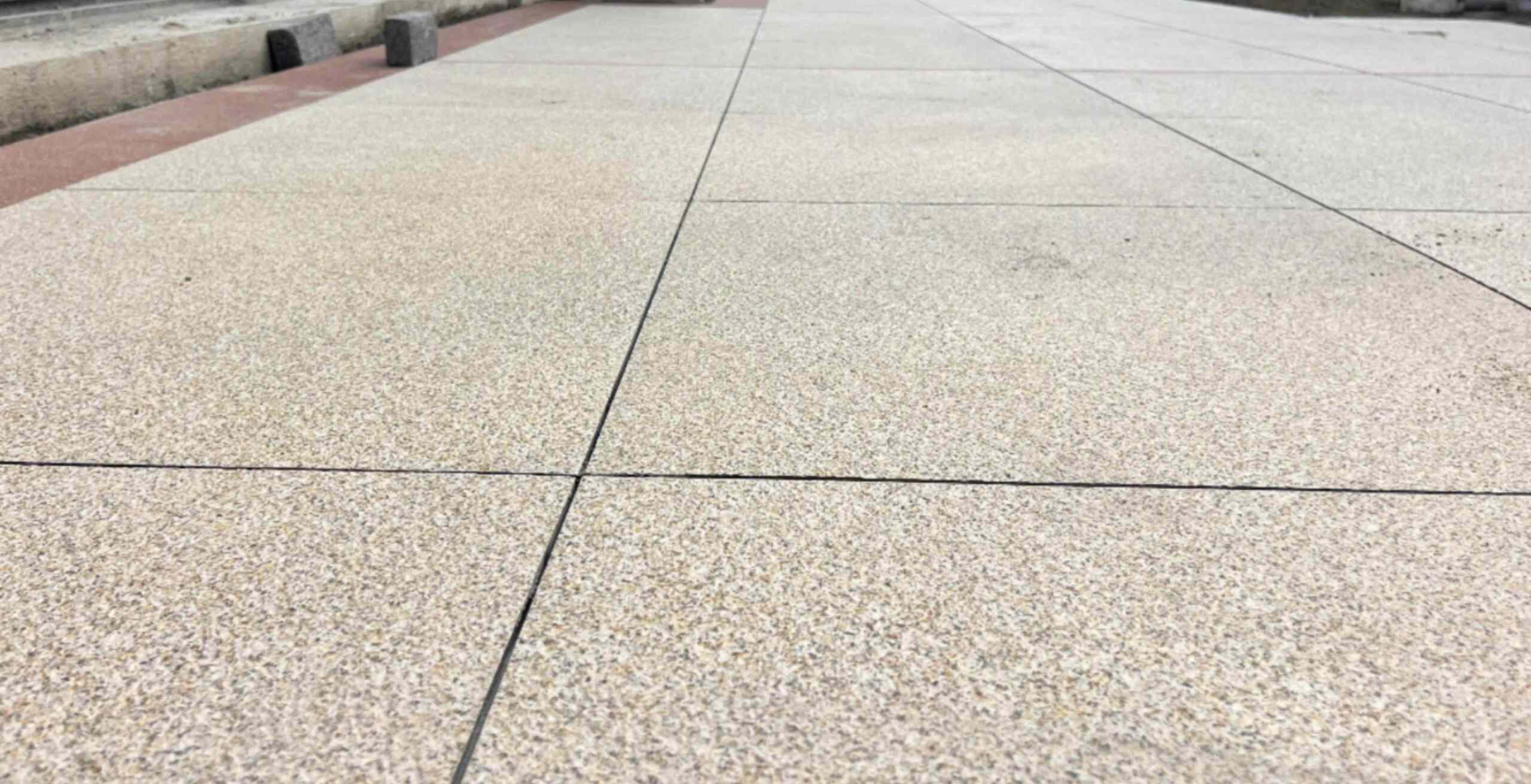 铜陵 黄金麻花岗岩石板材荔枝面地面铺装效果