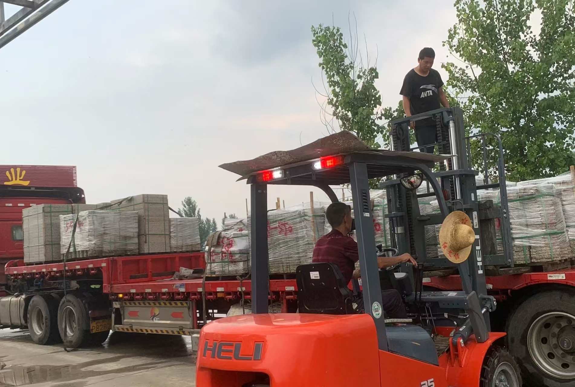 铜陵 黄金麻冰裂纹，地铺石装车