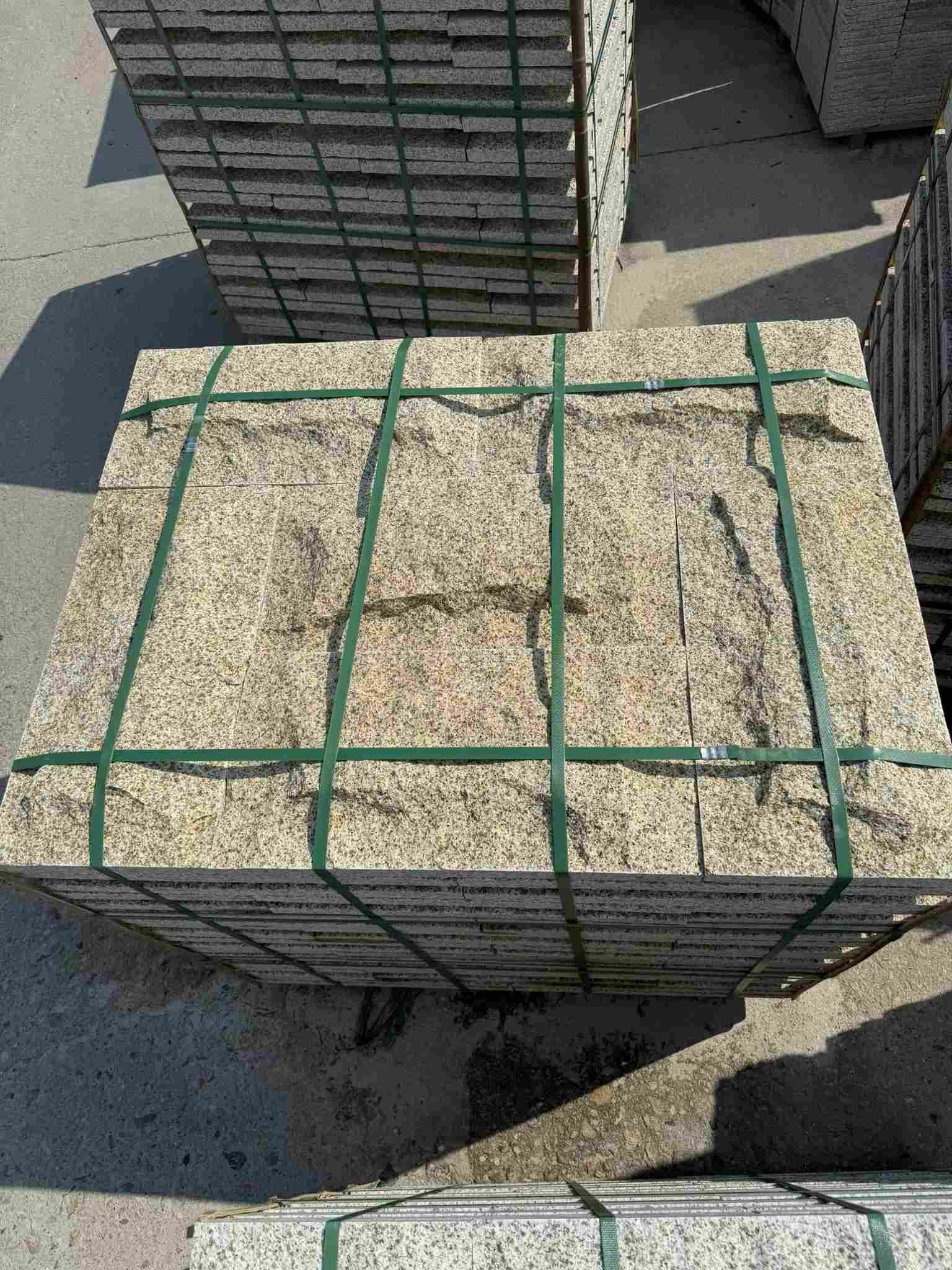 铜陵 黄金麻花岗岩石材自然面蘑菇石成品