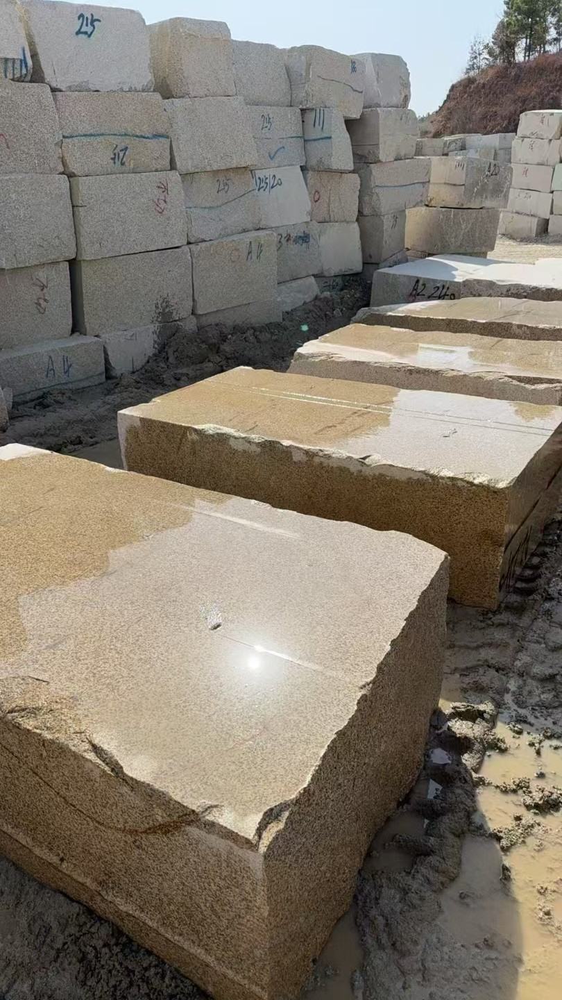 铜陵 黄金麻方料堆场洗料分选中，原材料充足