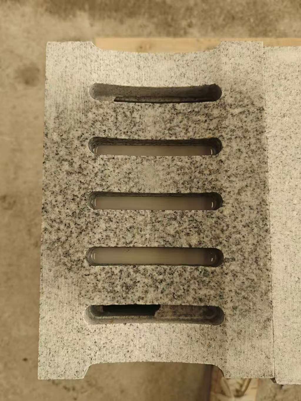 铜陵 芝麻白拉丝面花岗岩U型开槽排水槽