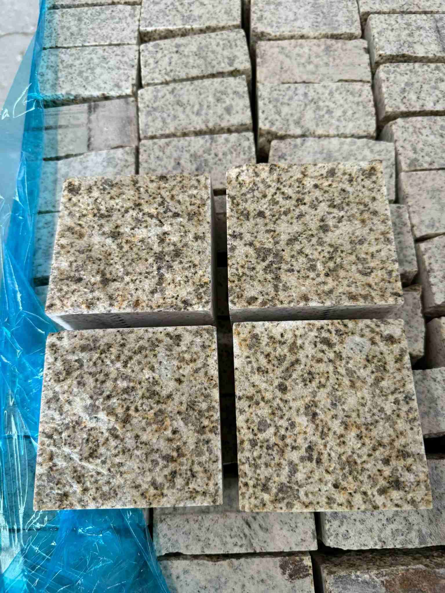 铜陵 黄金麻花岗岩自然面小方块，弹石，马蹄石等