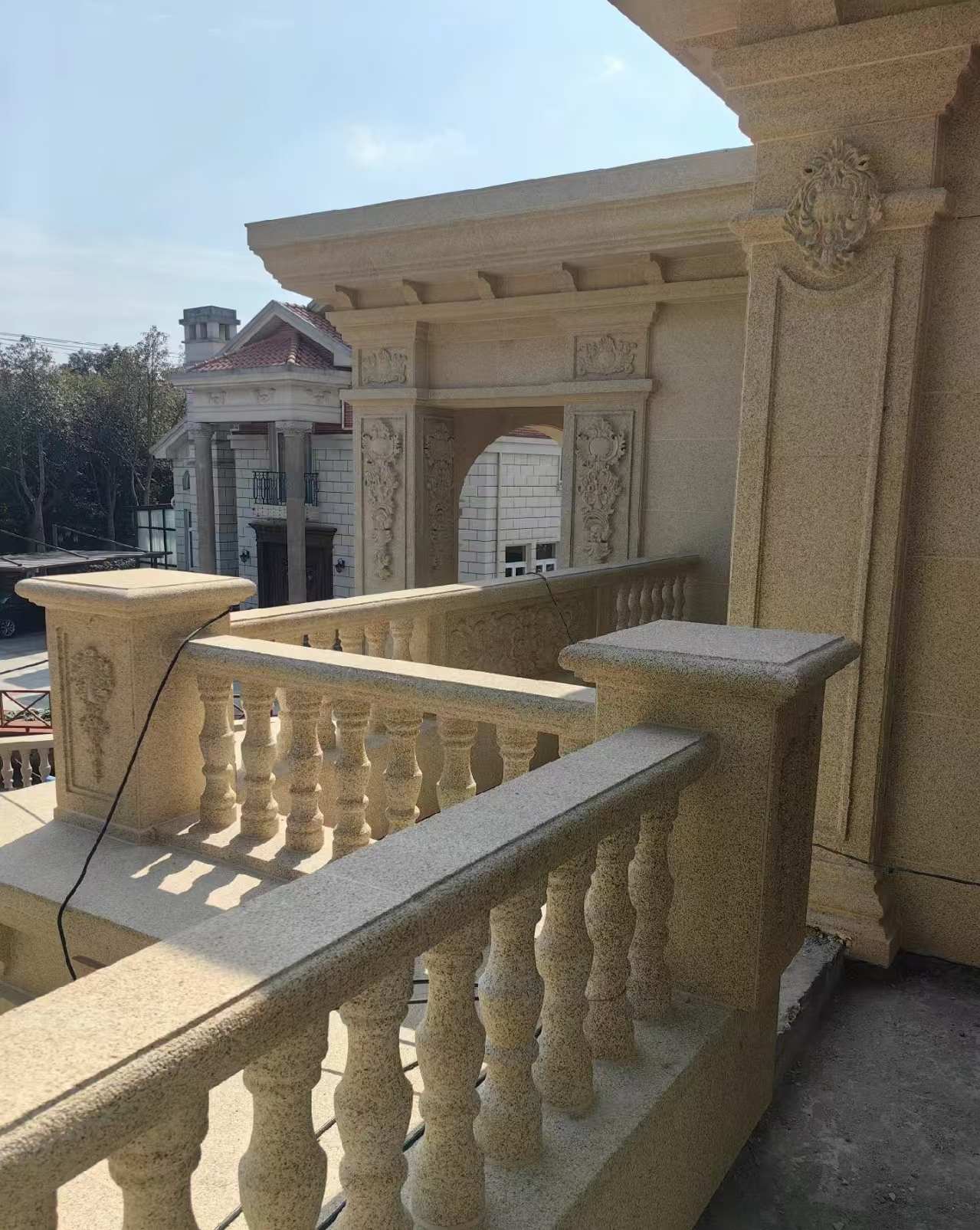 铜陵 黄金麻别墅外墙干挂雕花配合阳台栏杆花瓶柱