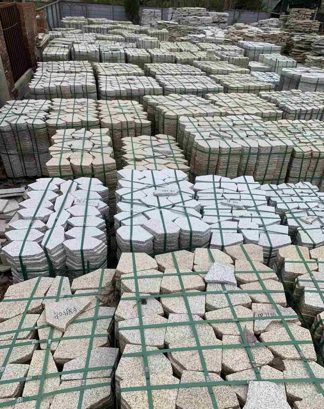 铜陵 黄金麻白麻花岗岩荔枝面地铺石(冰裂纹)