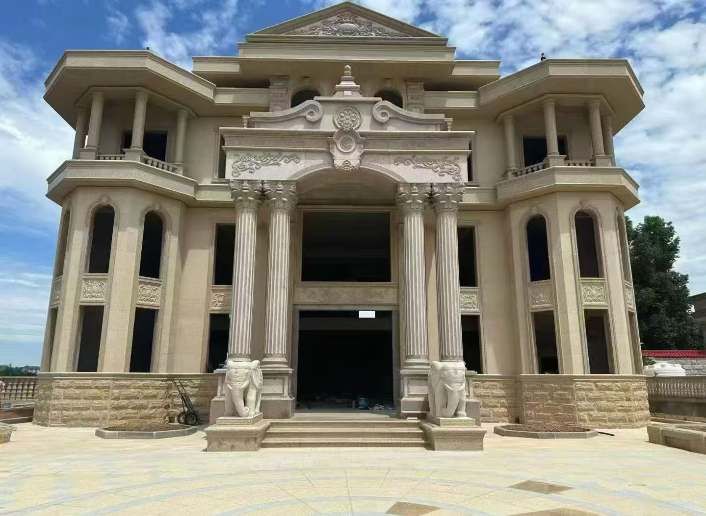 铜陵 黄金麻别墅外墙干挂，大柱，大象，蘑菇石，雕花板