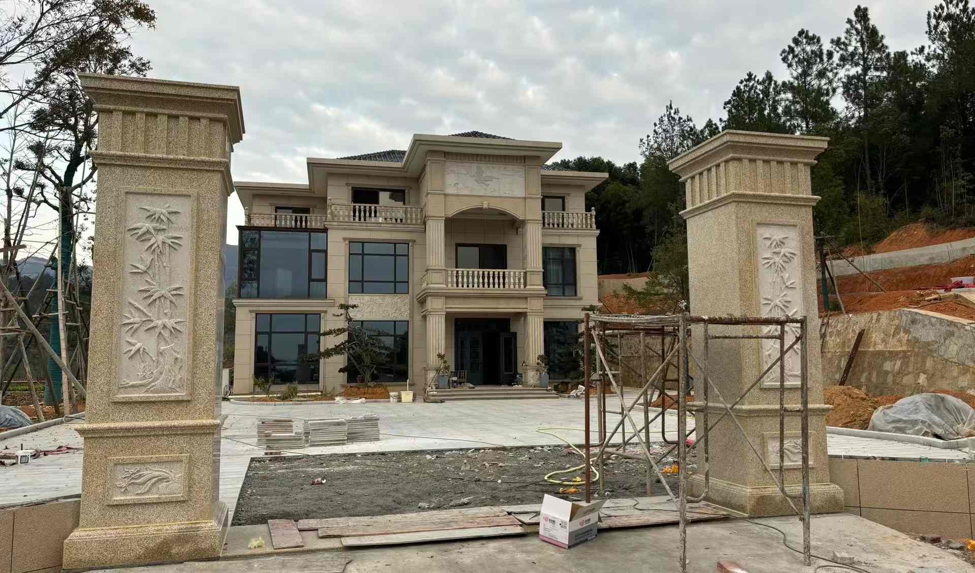 铜陵 黄金麻花岗岩别墅雕花外墙干挂配上门口雕花罗马柱