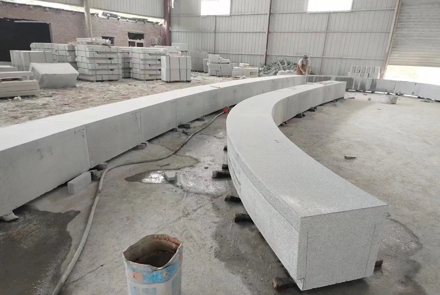 铜陵芝麻白花岗岩石板材 园林光面弧形坐凳